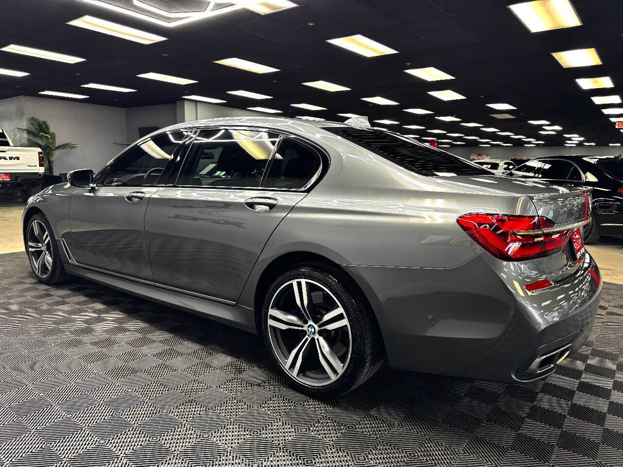 Used 2016 BMW 750i image 8