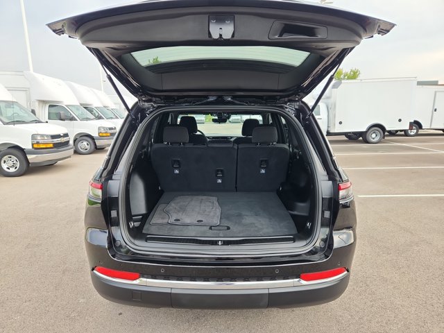 Used 2025 Jeep Grand Cherokee Laredo AWD/4WD image 31