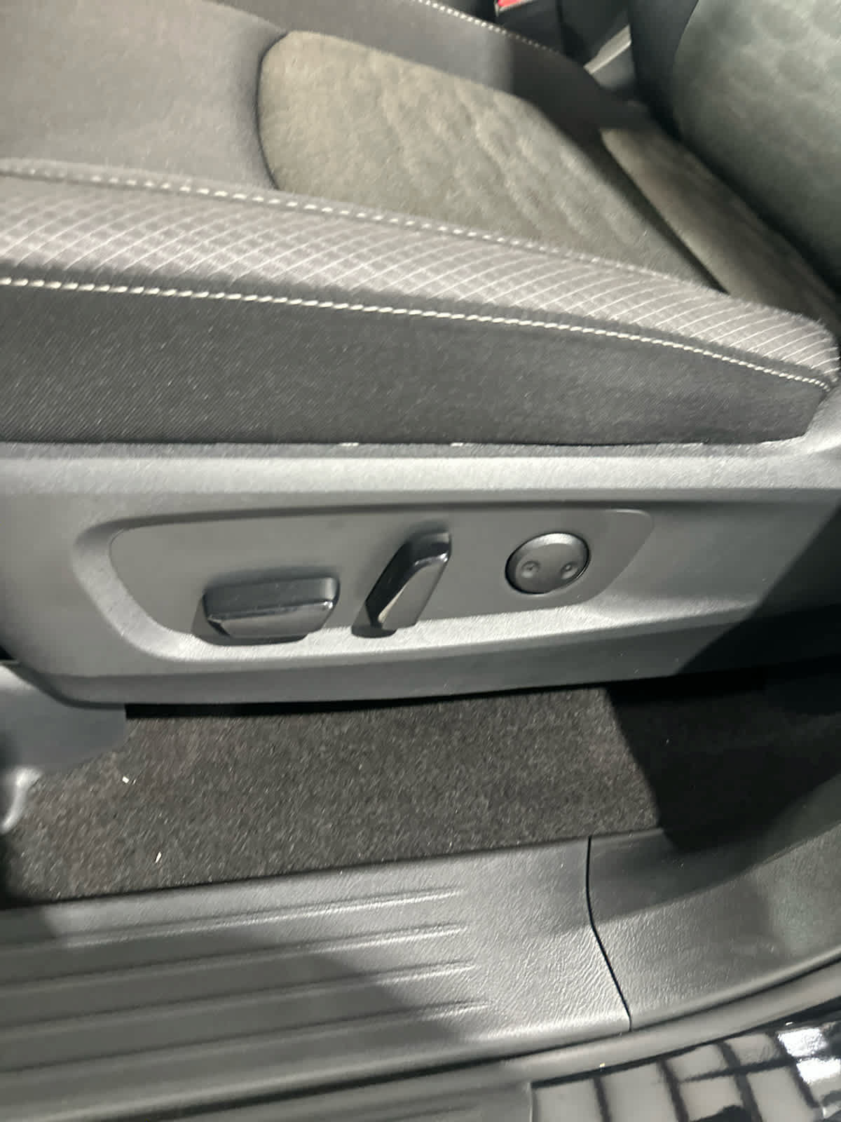 Used 2025 Nissan Pathfinder SV AWD/4WD image 17