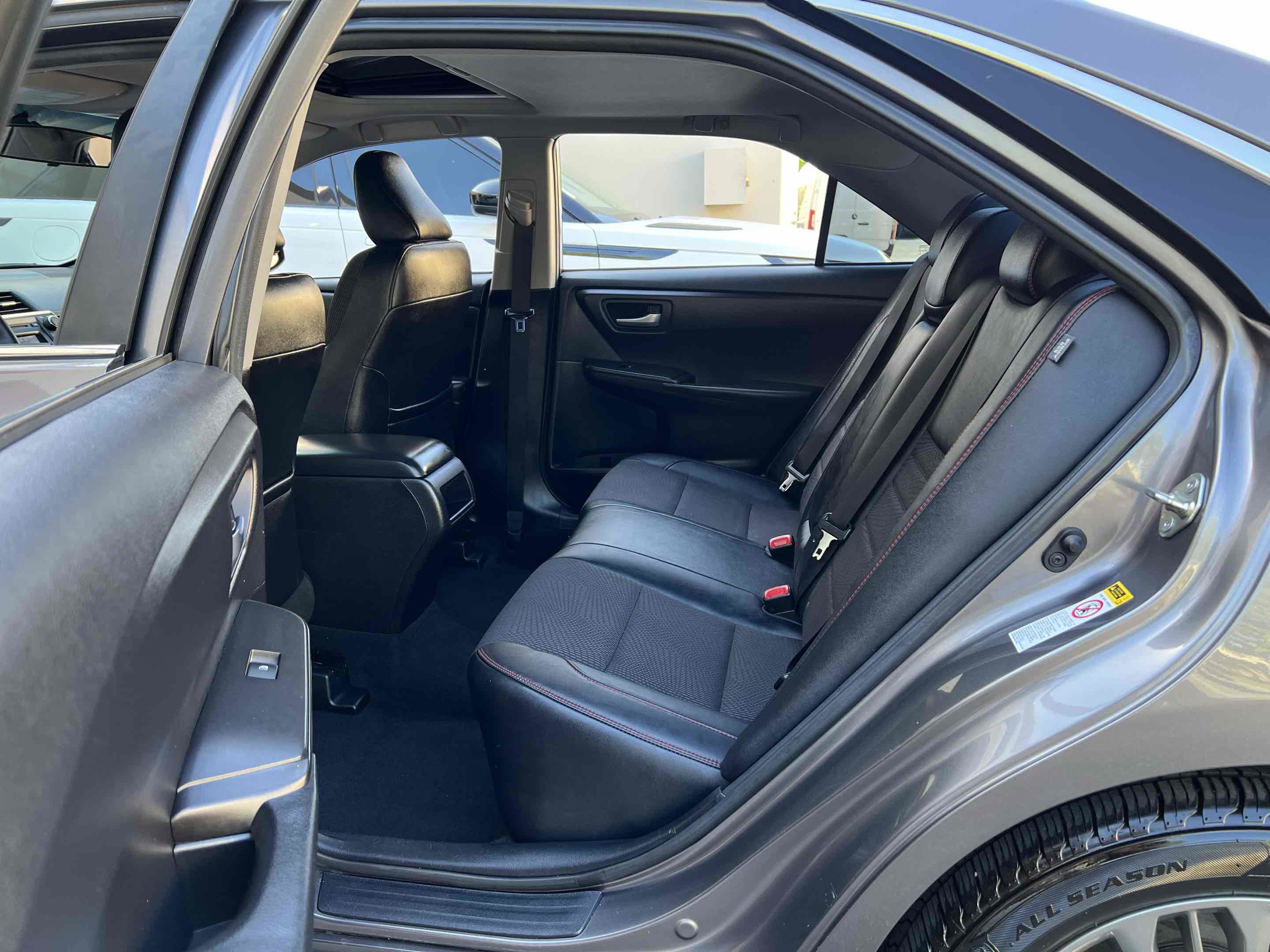 Used 2017 Toyota Camry SE w/ Moonroof Package FWD image 5