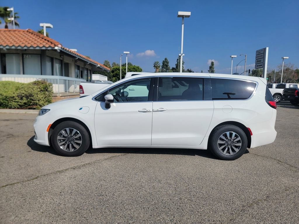 Certified 2023 Chrysler Pacifica Touring-L image 9