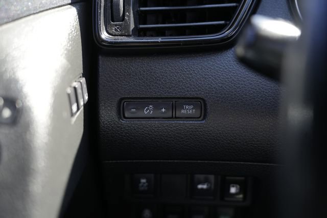 Used 2018 Nissan Rogue SV w/ Premium Package image 46