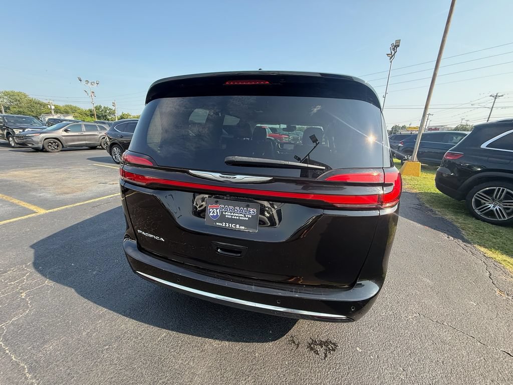 Used 2024 Chrysler Pacifica Touring-L FWD image 4