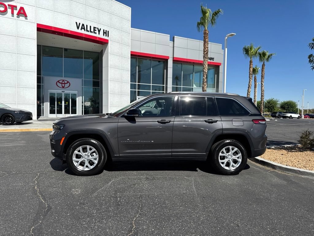 Used 2023 Jeep Grand Cherokee Limited AWD/4WD image 2