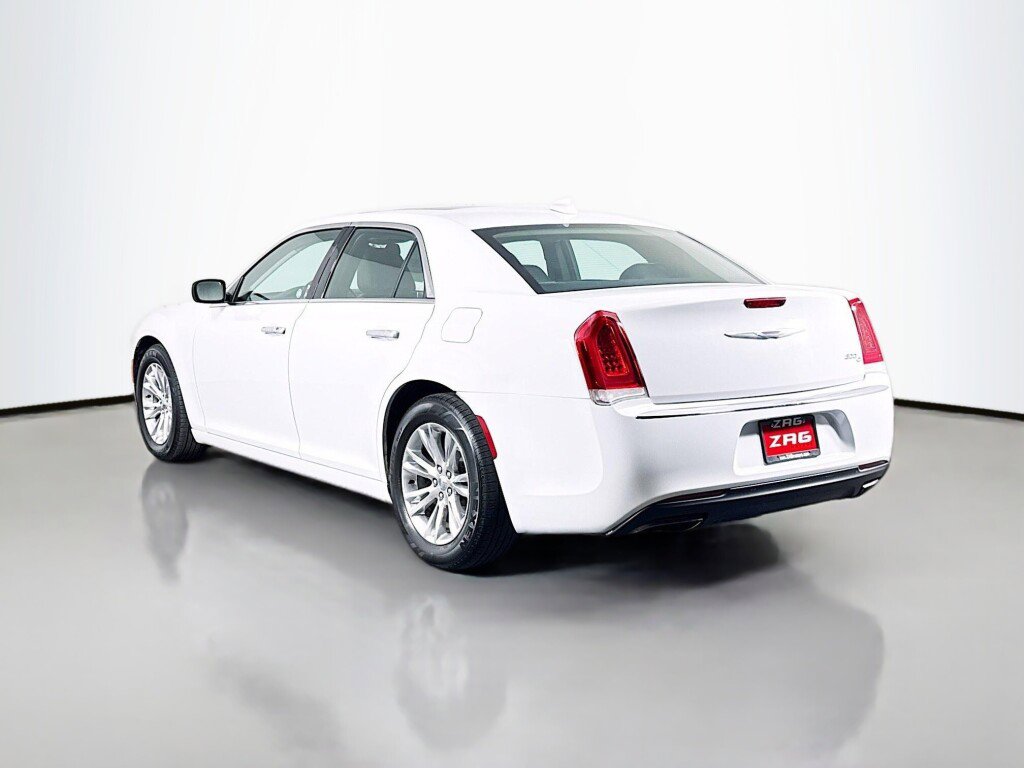 Used 2017 Chrysler 300 C RWD image 3
