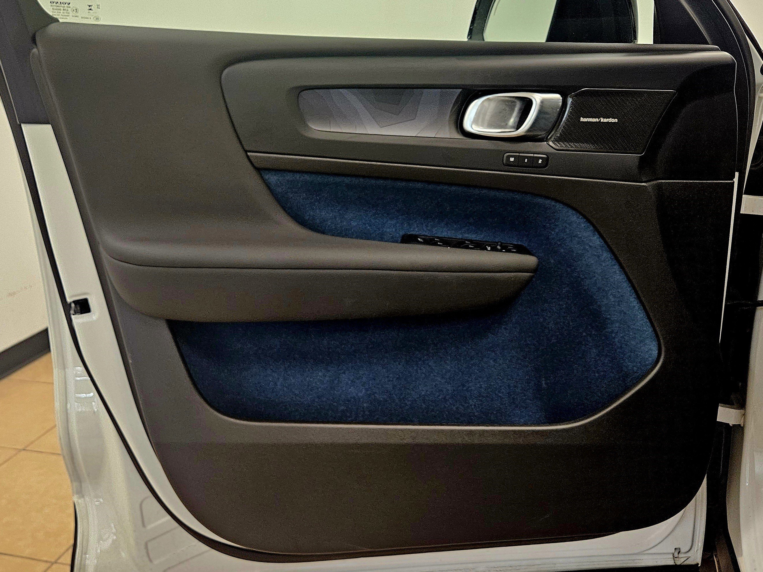 Used 2023 Volvo XC40 Recharge Ultimate image 12