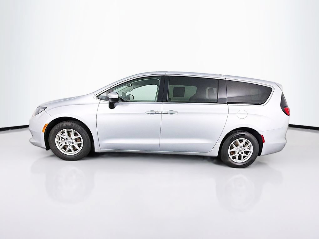 Used 2023 Chrysler Voyager LX FWD image 6