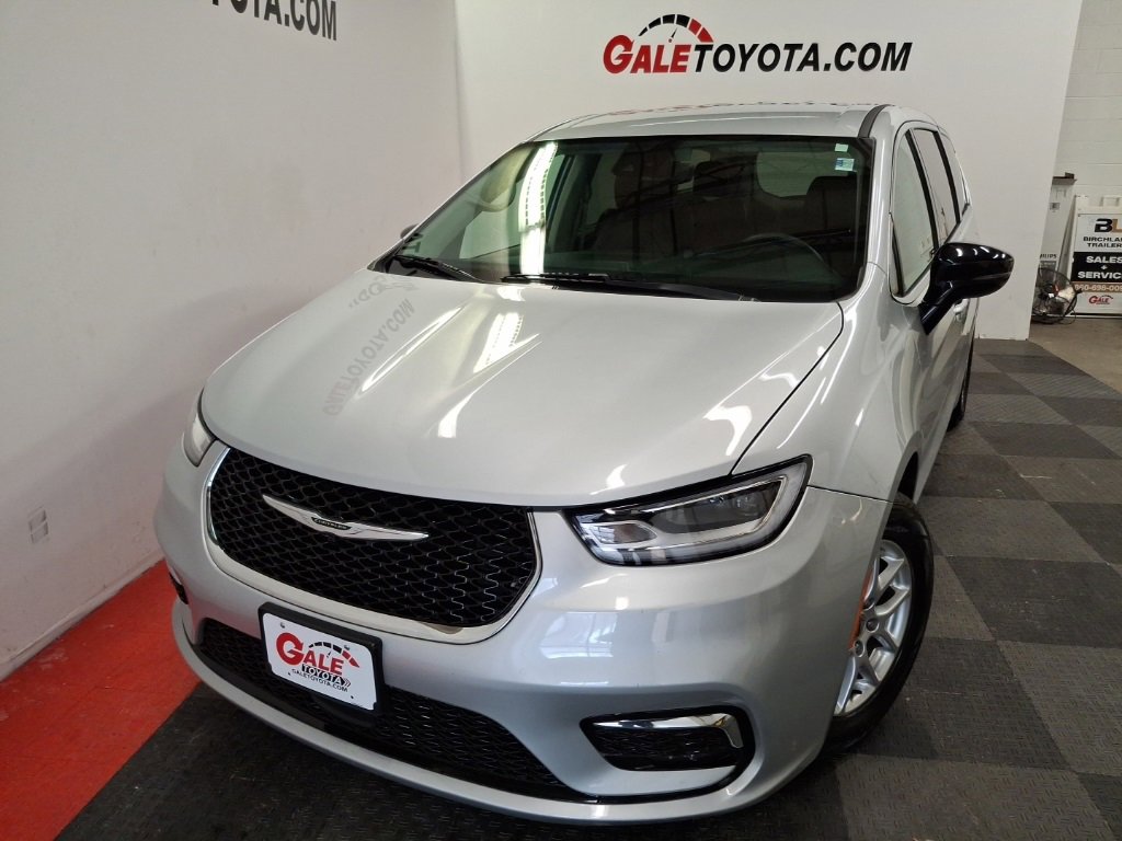 Used 2024 Chrysler Pacifica Touring-L image 2