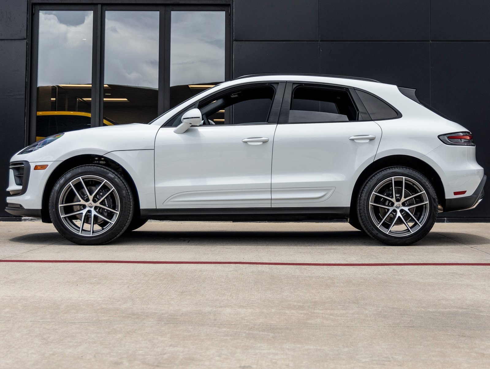 Used 2025 Porsche Macan image 2