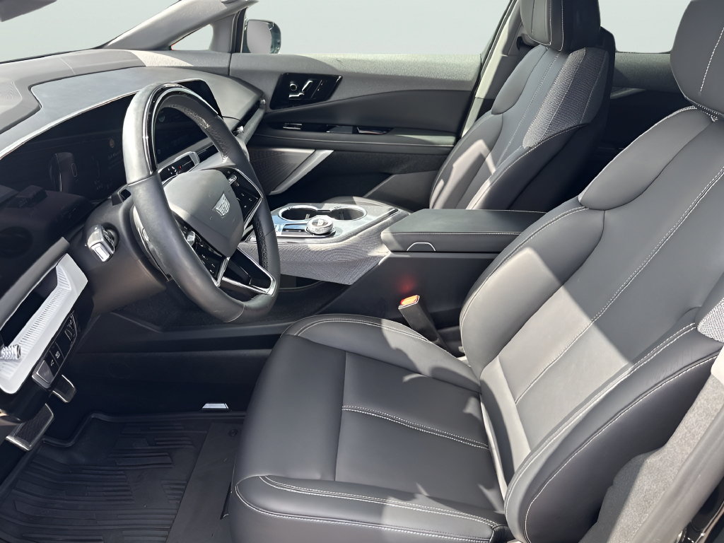 Certified 2025 Cadillac Optiq Luxury 1 AWD/4WD image 17