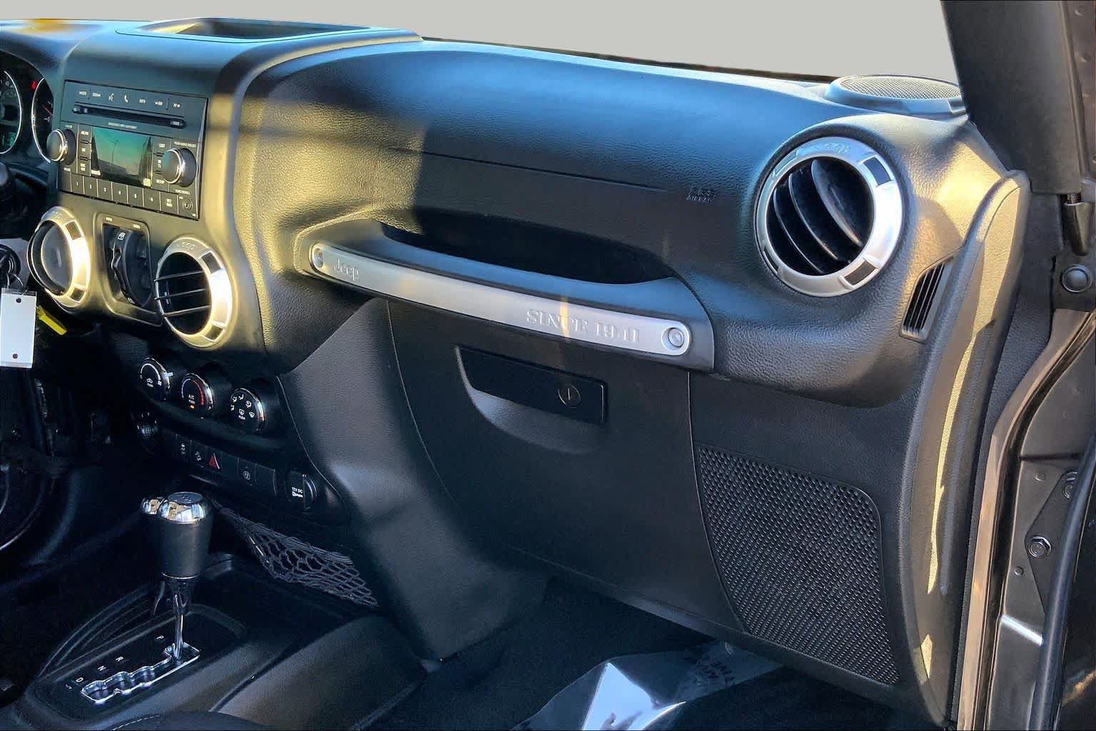 Used 2017 Jeep Wrangler Unlimited Rubicon AWD/4WD image 16