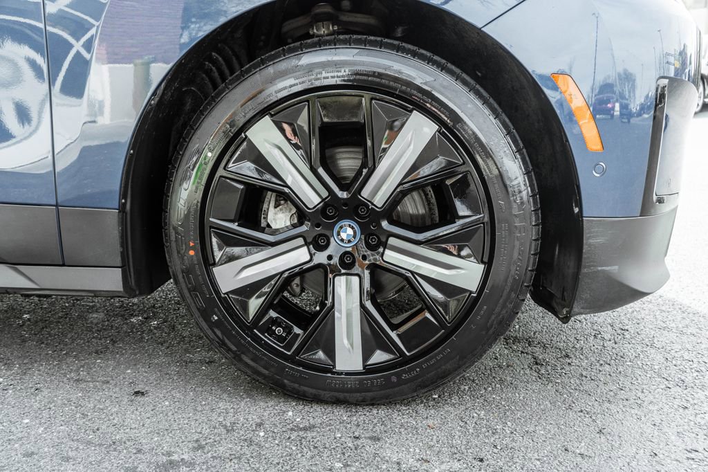 Used 2023 BMW iX xDrive50 w/ Premium Package AWD/4WD image 4