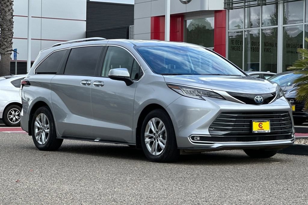 Used 2023 Toyota Sienna Limited image 2