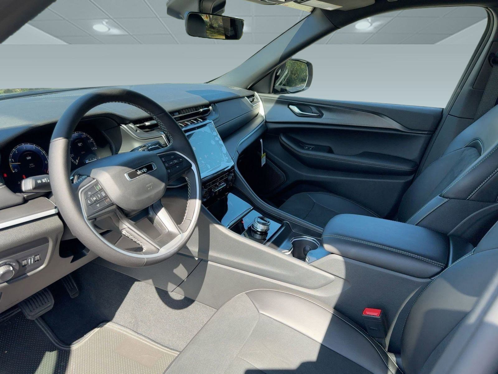 New 2025 Jeep Grand Cherokee Altitude image 4