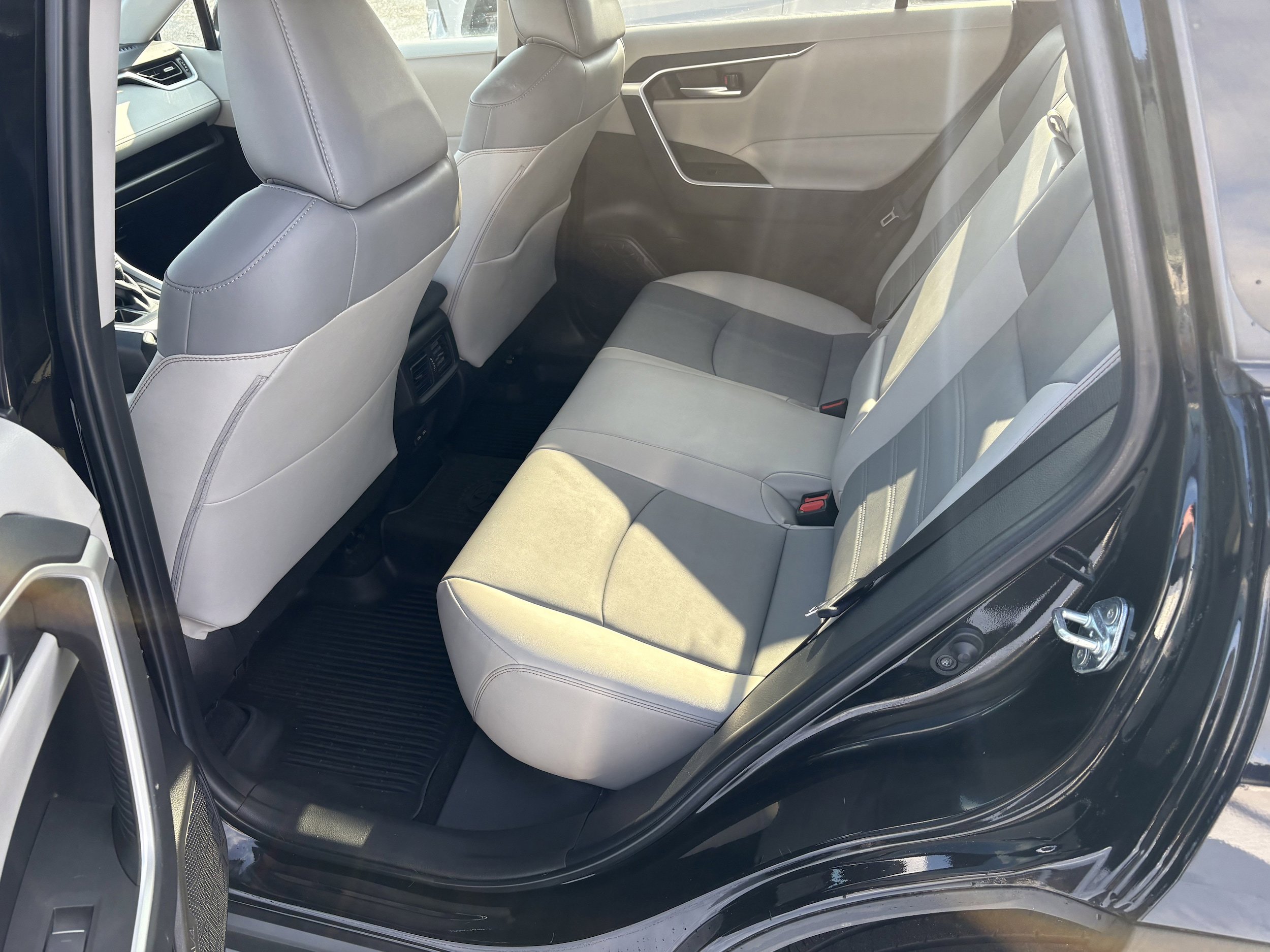 Used 2023 Toyota RAV4 XLE Premium image 7