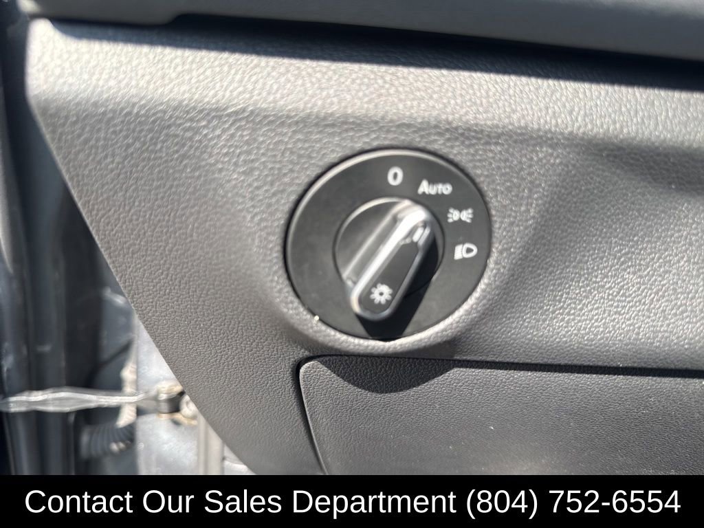 Used 2025 Volkswagen Jetta SE FWD image 16