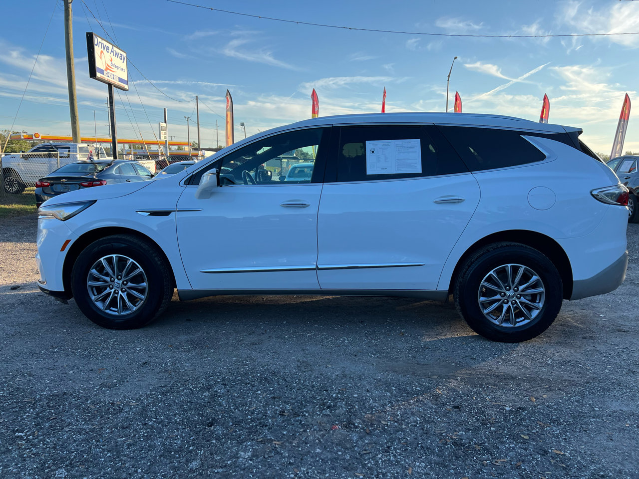 Used 2023 Buick Enclave Essence image 6