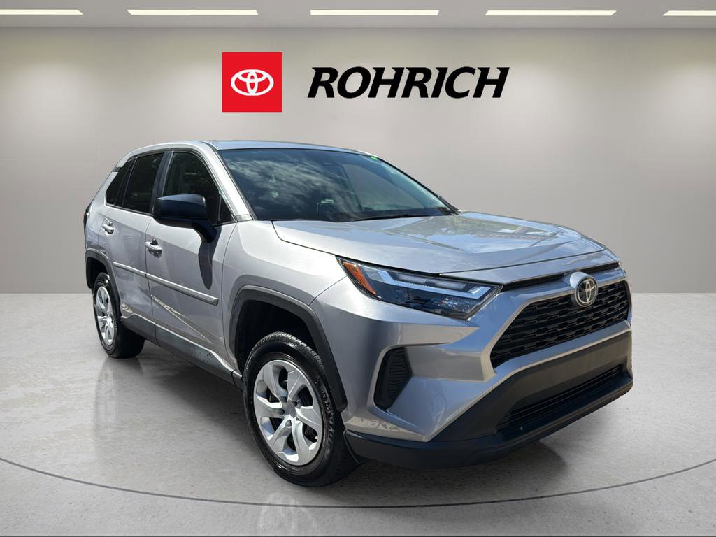 Used 2024 Toyota RAV4 LE AWD/4WD image 4