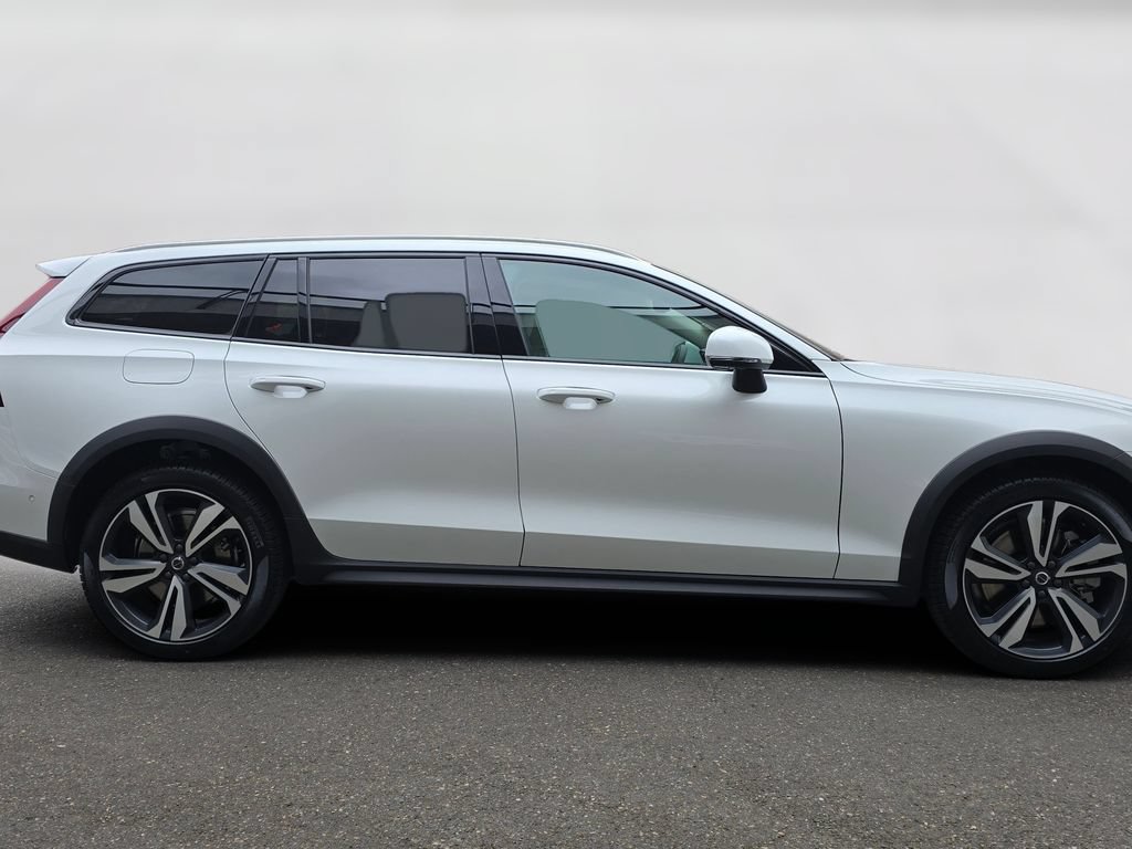 New 2026 Volvo V60 B5 Cross Country Plus w/ Climate Package AWD/4WD image 4