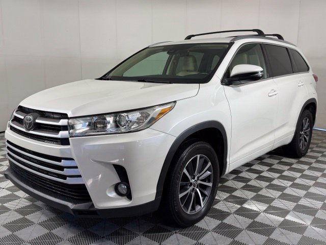 Used 2017 Toyota Highlander XLE w/ Carpet Mat Package FWD image 2