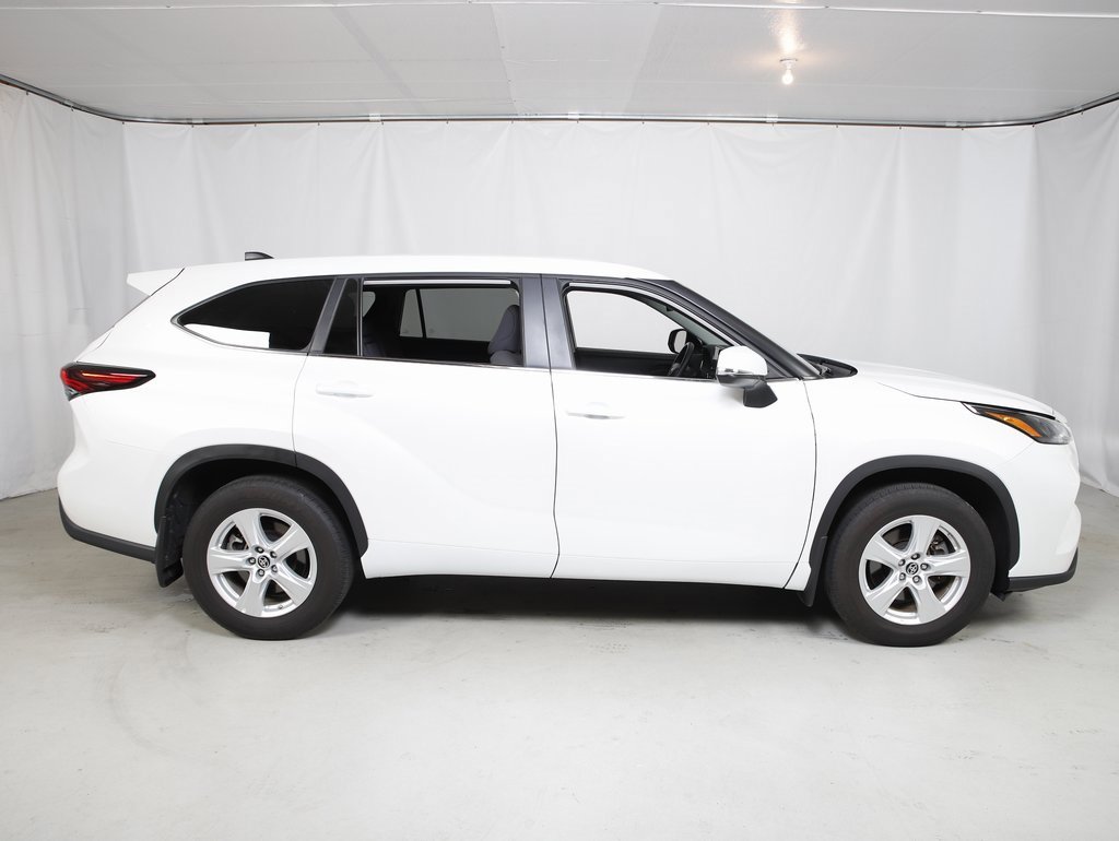 Used 2024 Toyota Highlander LE image 2