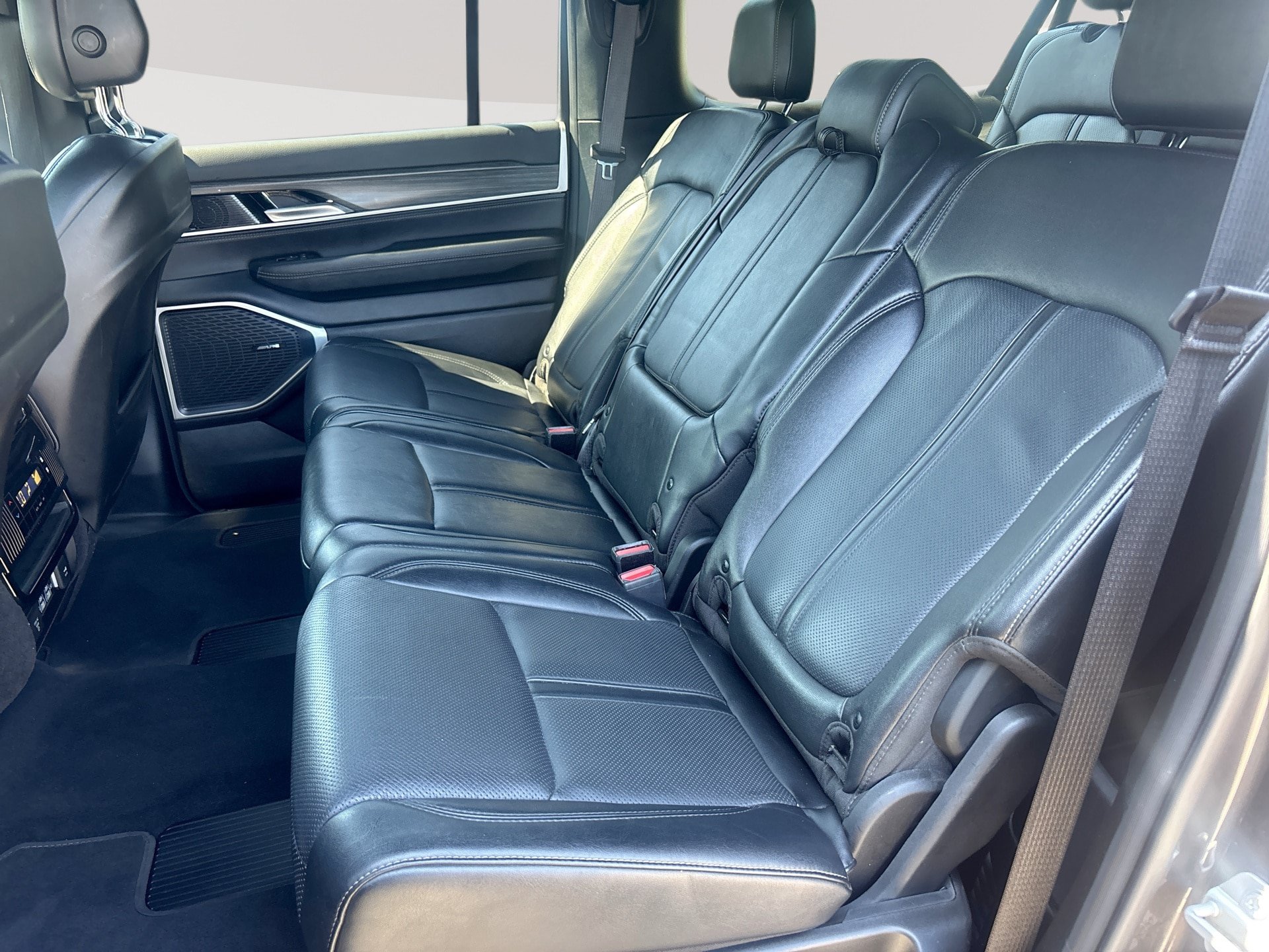 Used 2024 Jeep Wagoneer L Series II w/ Flexible Seating Group AWD/4WD image 25