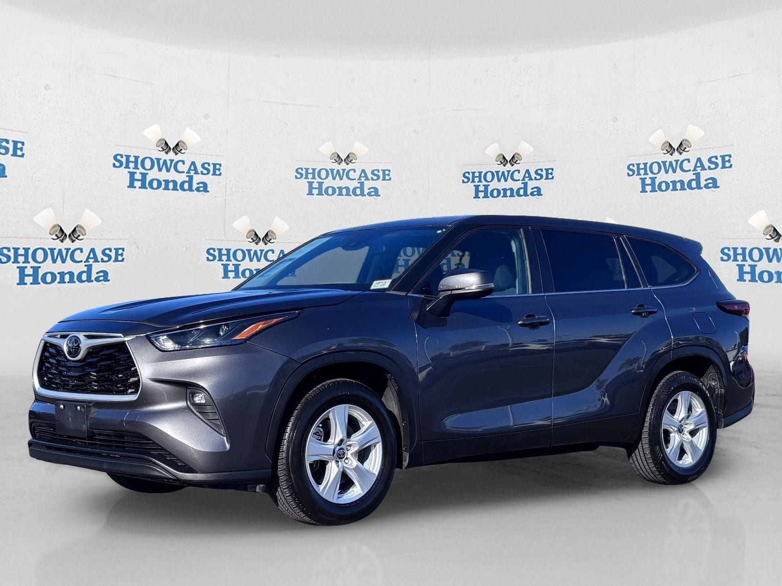 Used 2024 Toyota Highlander LE FWD image 2
