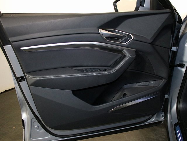 Used 2023 Audi e-tron Premium Plus w/ Premium Plus Package image 27