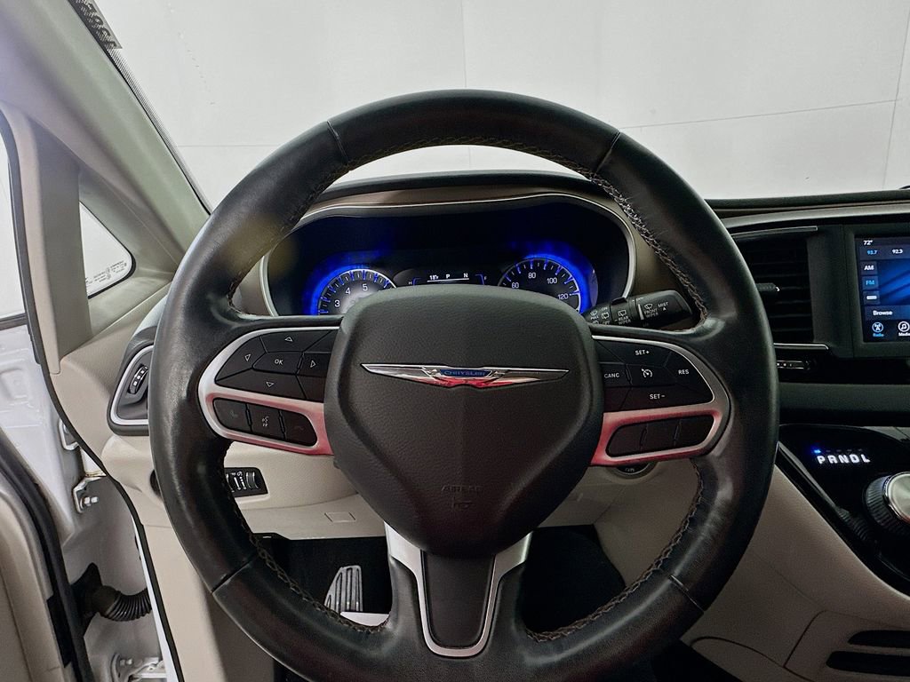 Used 2019 Chrysler Pacifica Touring-L image 11