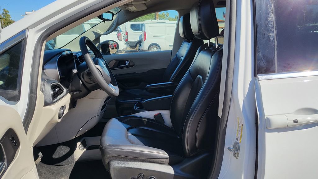 Used 2024 Chrysler Pacifica Select image 28