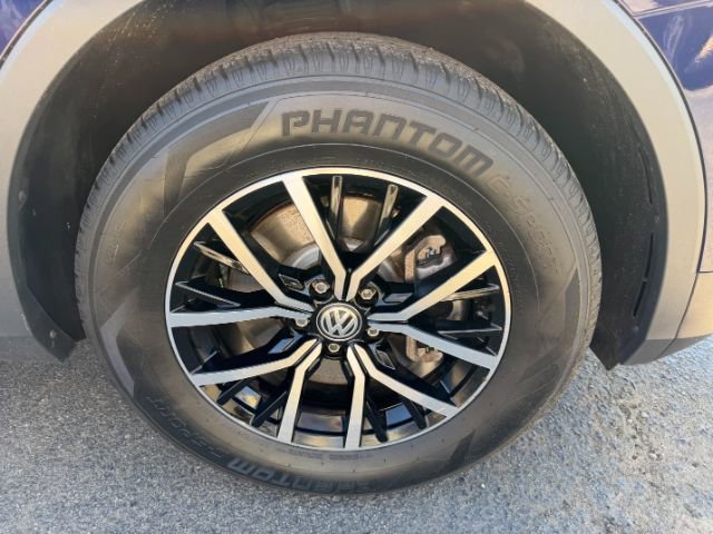 Used 2021 Volkswagen Tiguan SE w/ Panoramic Sunroof Package image 17