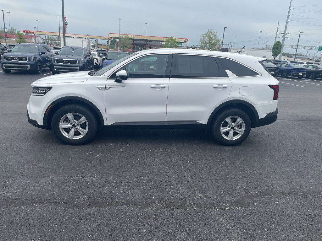Used 2023 Kia Sorento LX AWD/4WD image 3