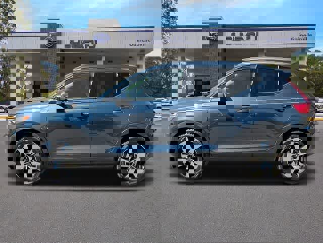 Used 2021 Volvo XC40 T5 Momentum w/ Protection Package Premier image 3