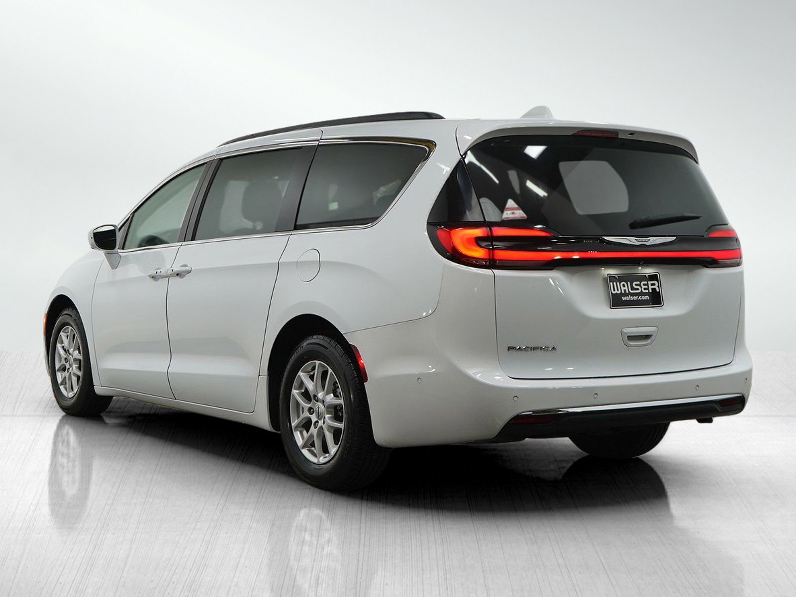 Used 2022 Chrysler Pacifica Touring-L w/ Uconnect Theater Family Group FWD image 3