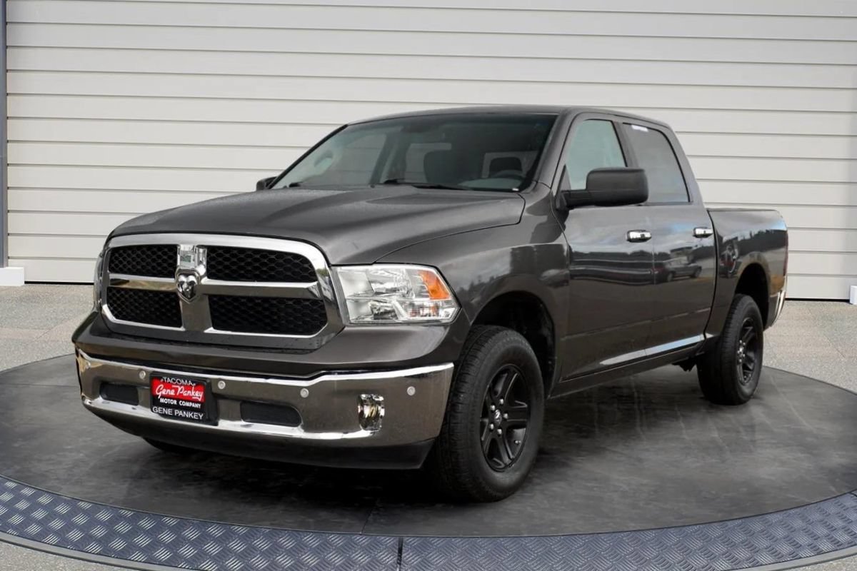 Used 2017 RAM 1500 Classic SLT AWD/4WD image 3