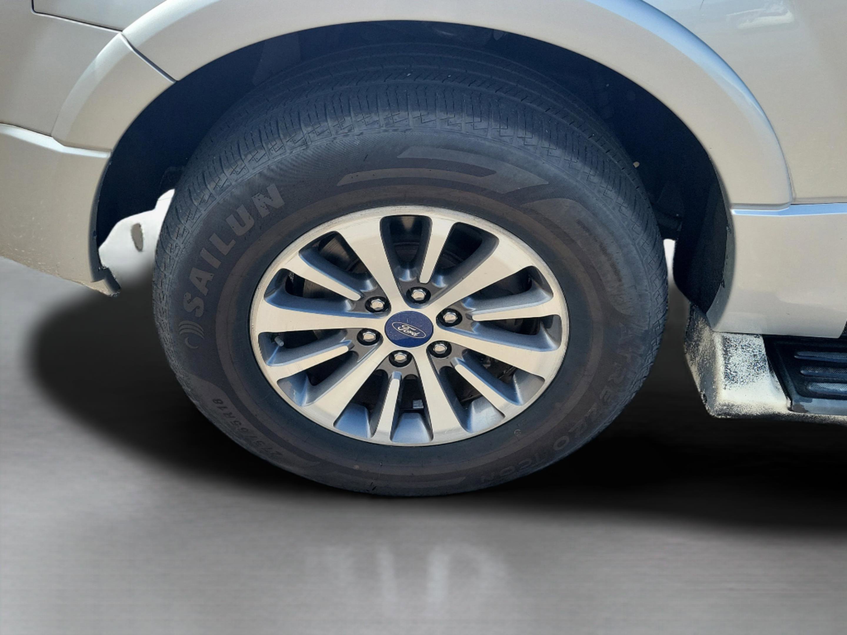 Used 2017 Ford Expedition XLT AWD/4WD image 32