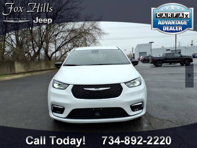 Used 2026 Chrysler Pacifica Select image 2