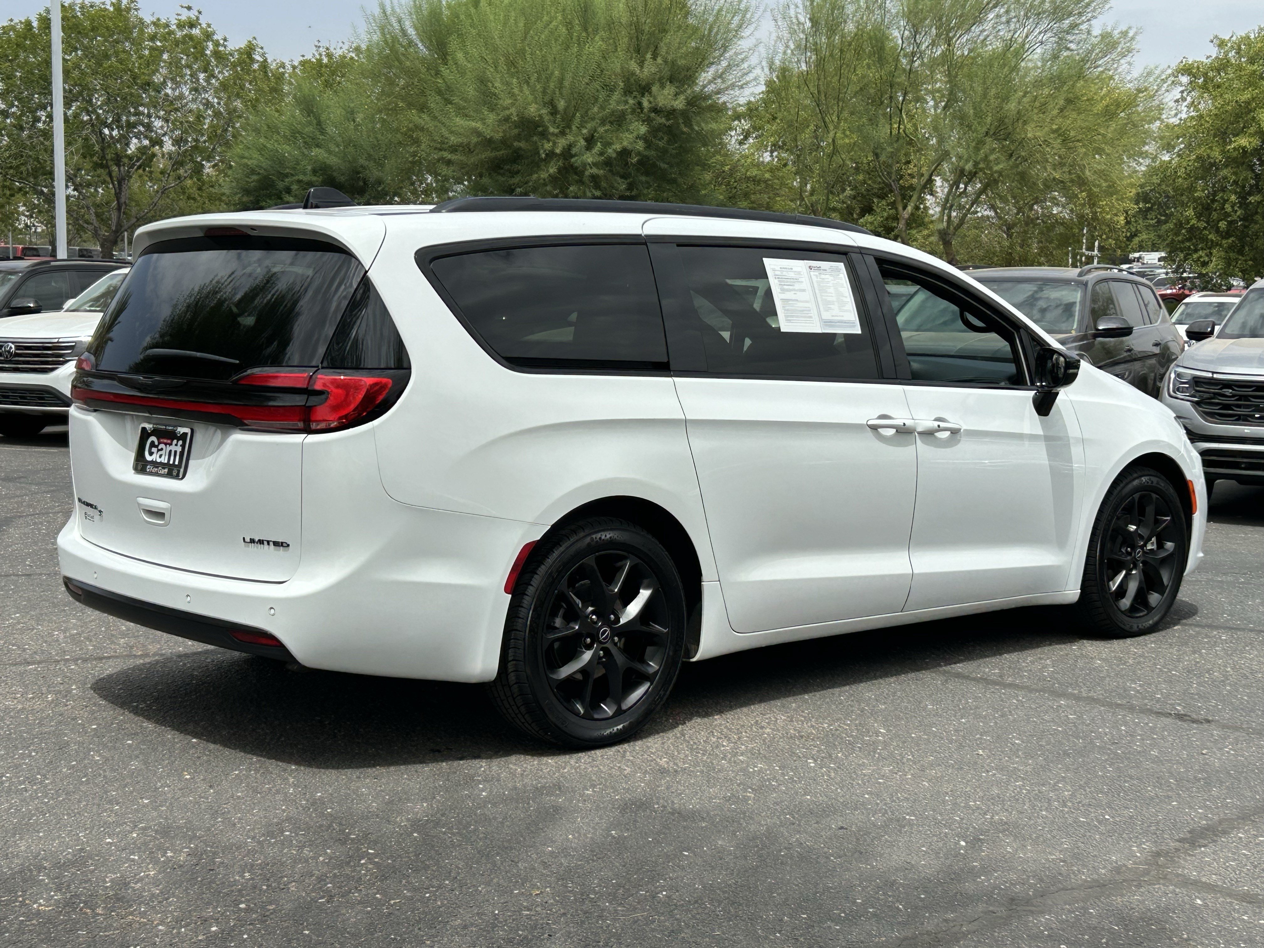 Used 2025 Chrysler Pacifica Limited FWD image 4