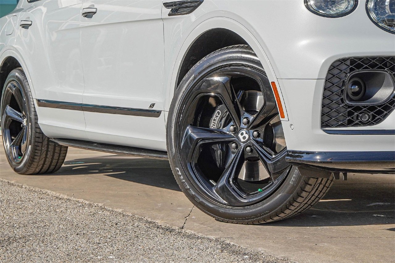 Used 2023 Bentley Bentayga image 2