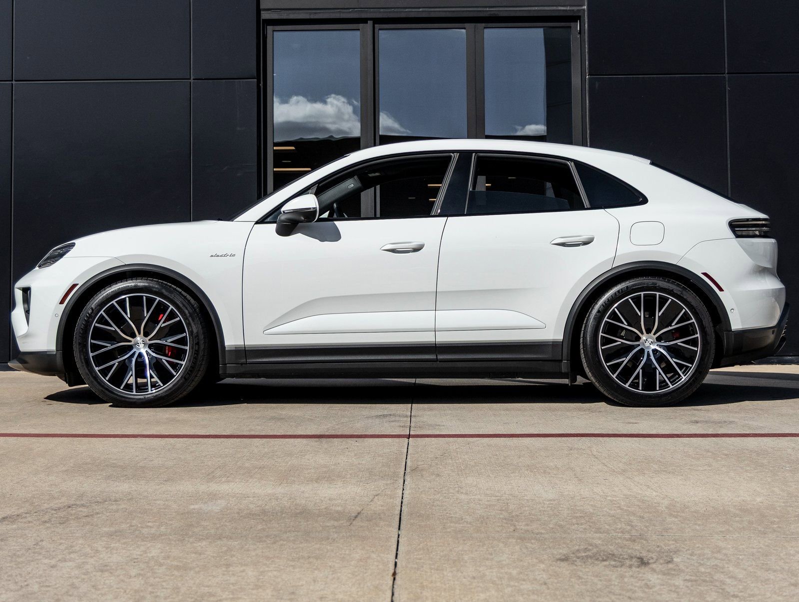 Certified 2025 Porsche Macan 4S Electric image 2