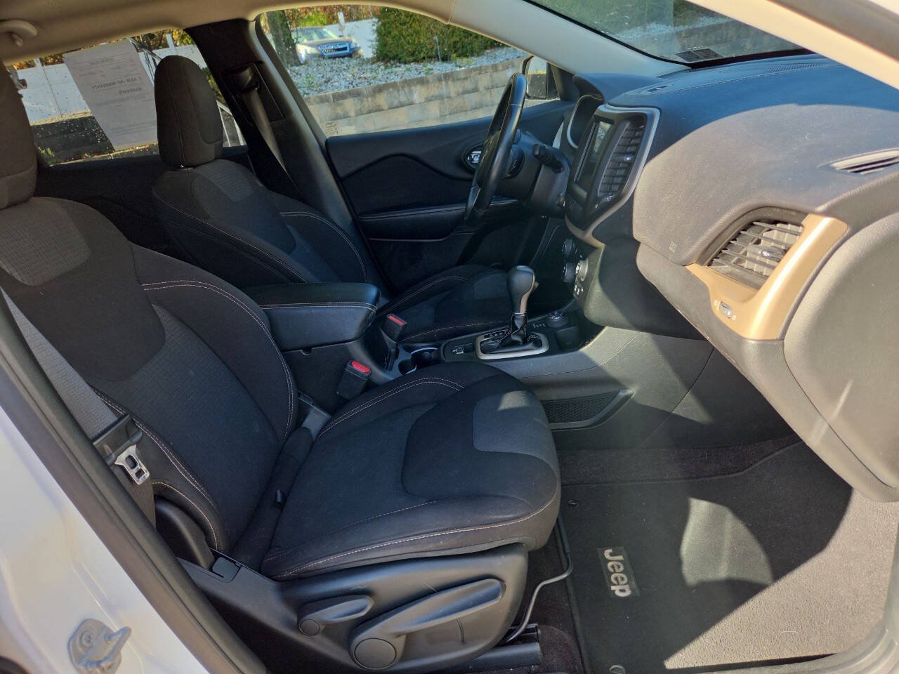 Used 2017 Jeep Cherokee Latitude w/ Comfort & Sound Group AWD/4WD image 21