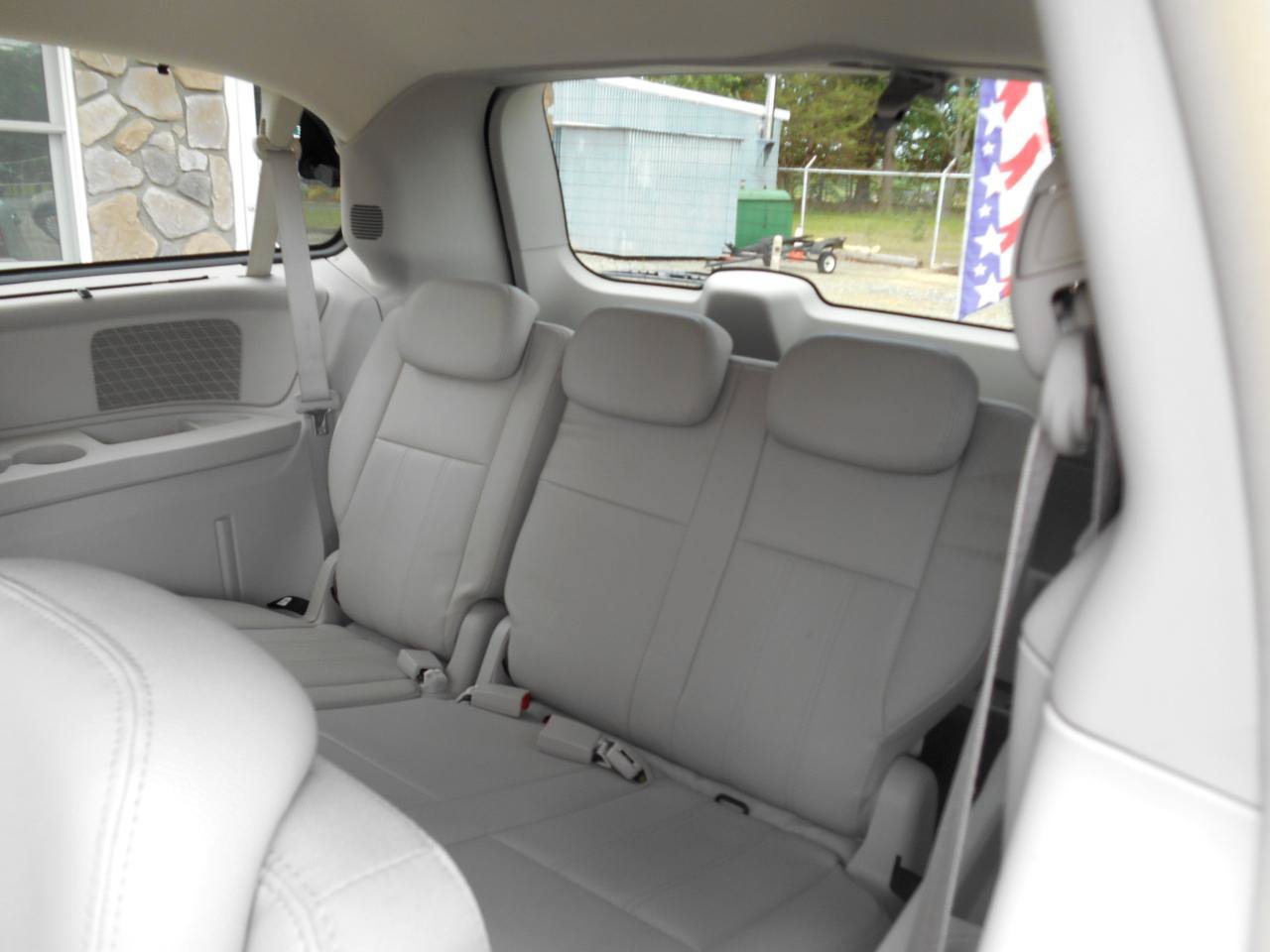 Used 2010 Chrysler Town & Country Touring FWD image 9