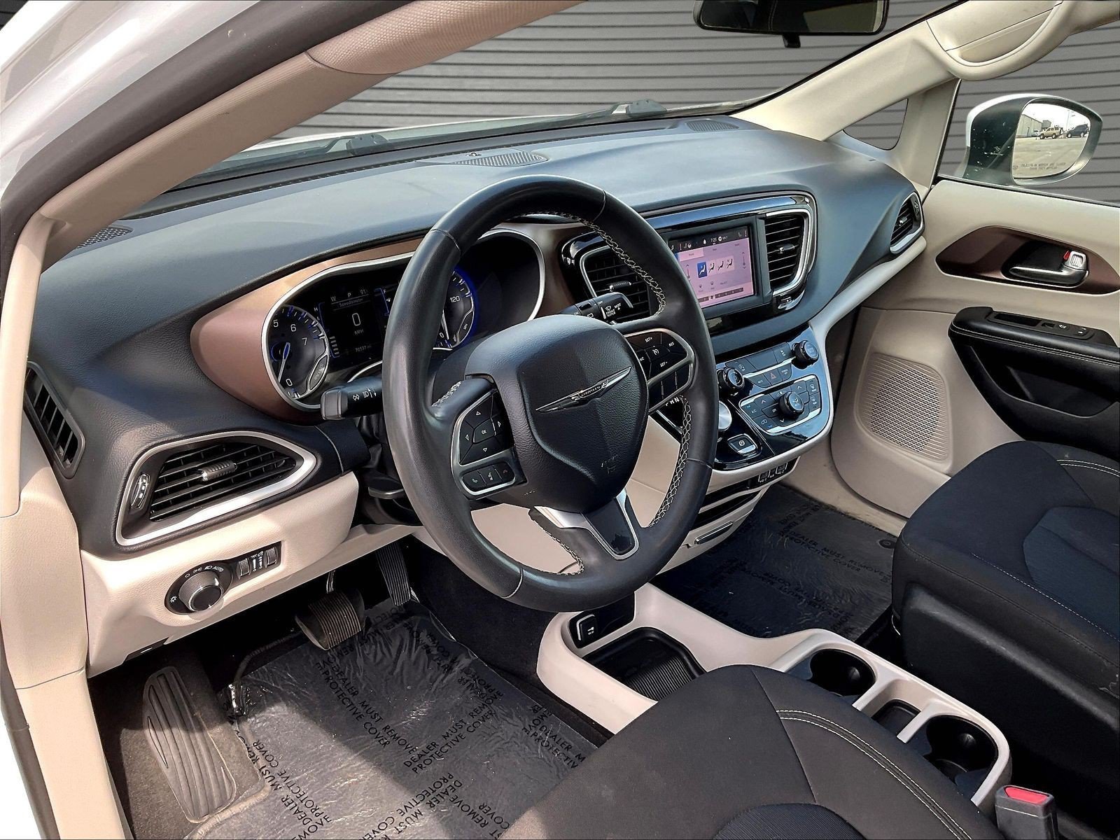Used 2022 Chrysler Voyager LX FWD image 16
