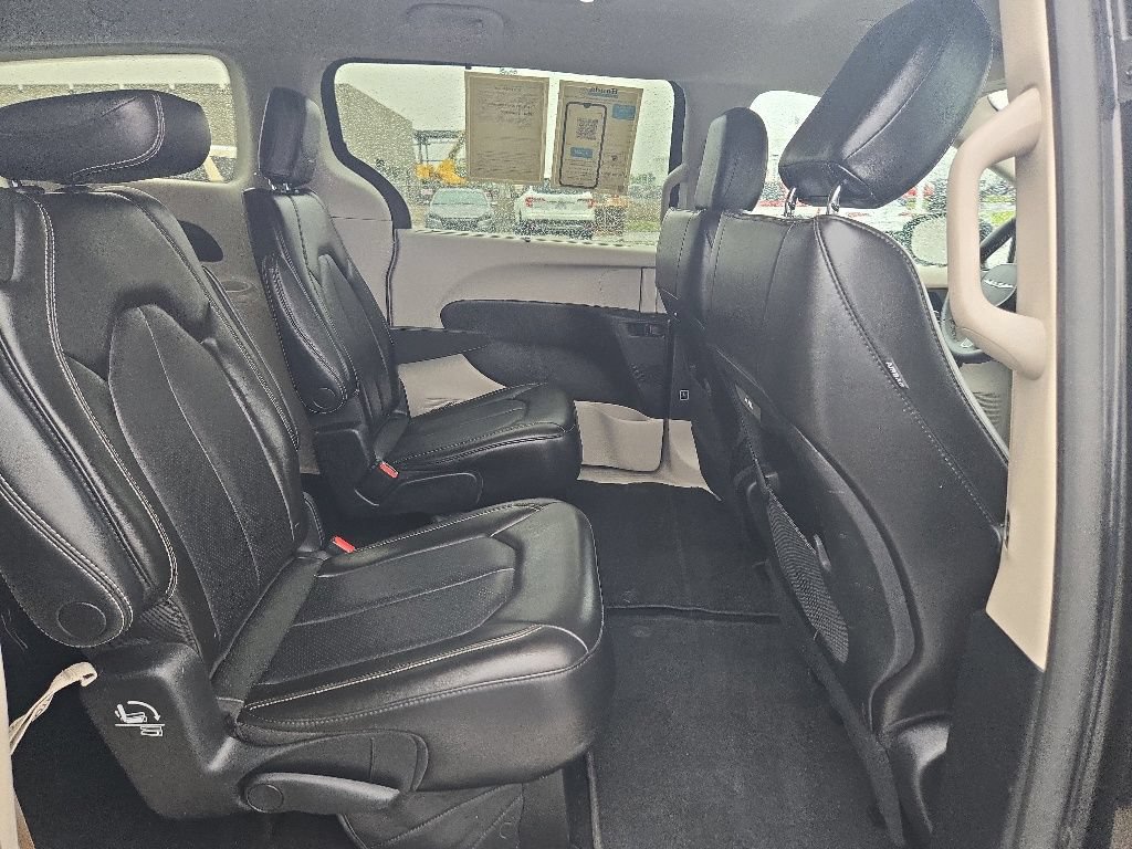 Used 2023 Chrysler Pacifica Touring-L FWD image 27