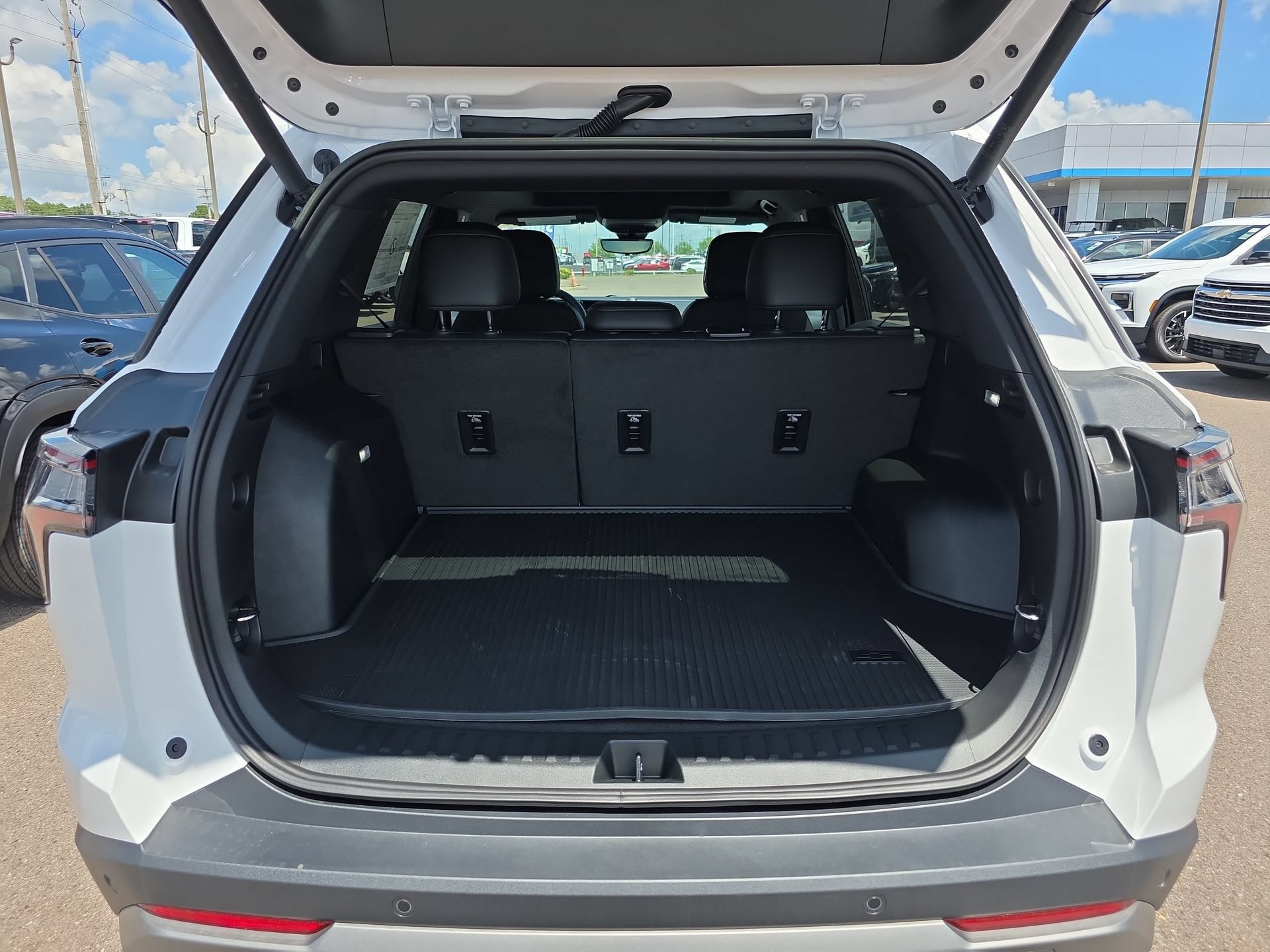 New 2026 Chevrolet Equinox LT w/ Convenience Package II FWD image 13