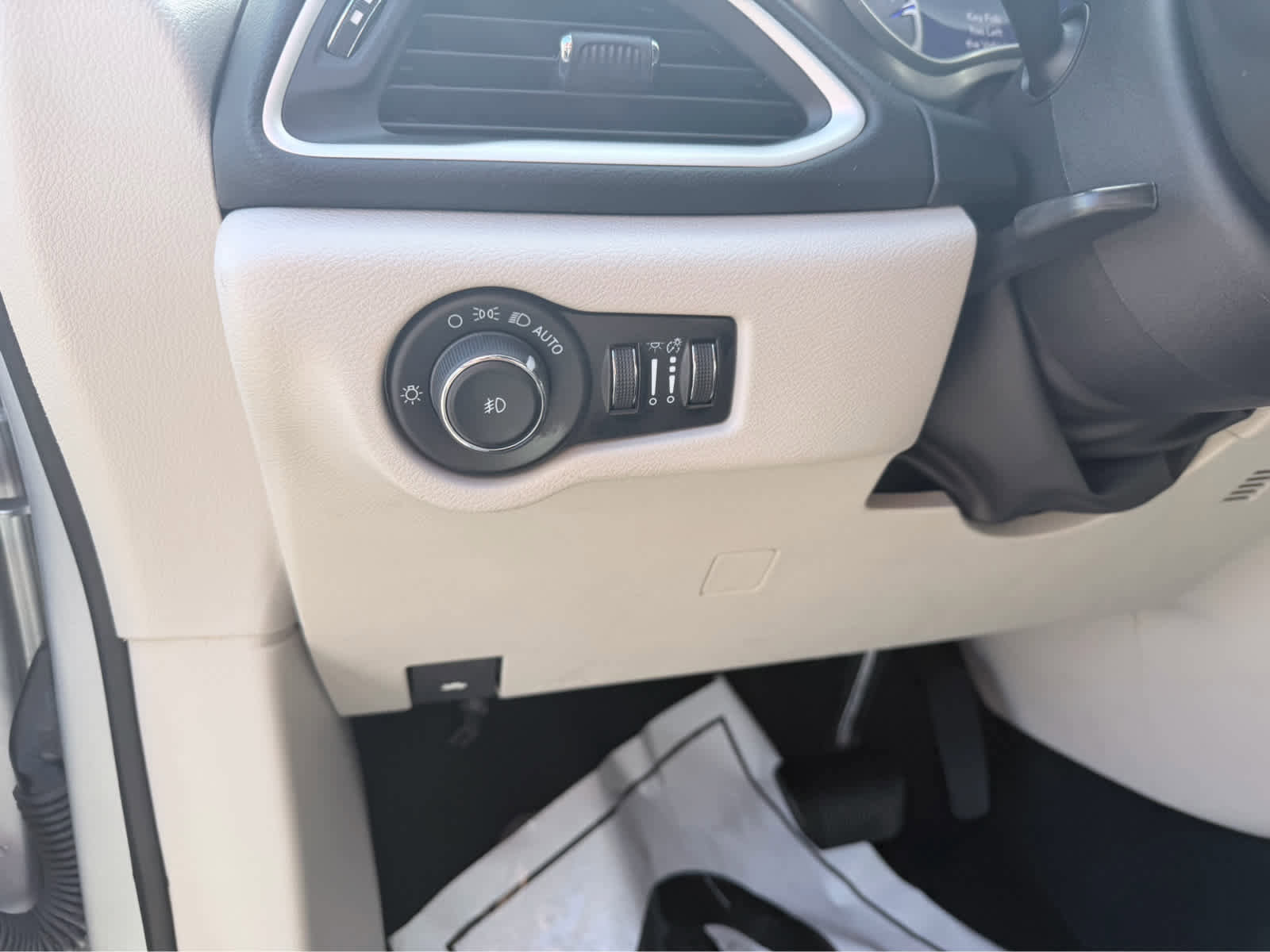 Used 2023 Chrysler Pacifica Touring-L image 19