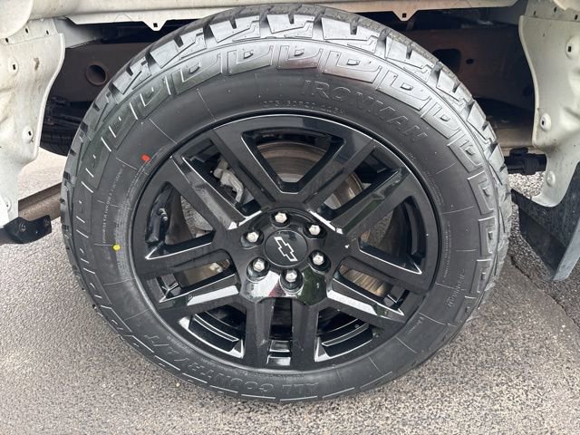Used 2024 Chevrolet Silverado 1500 Custom w/ Turbomax Blackout Package AWD/4WD image 9