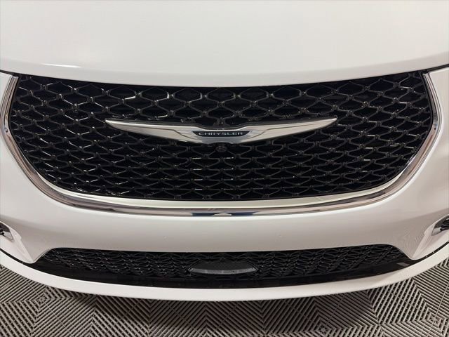 New 2026 Chrysler Pacifica Limited FWD image 11