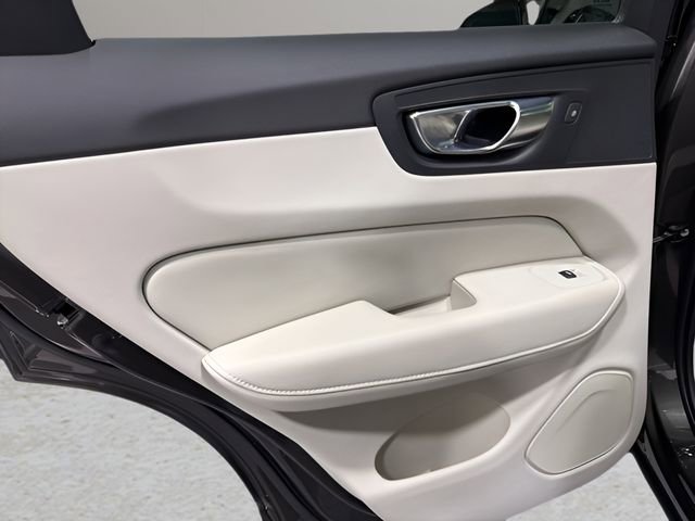 Used 2021 Volvo XC60 T5 Momentum w/ Premium Package image 28