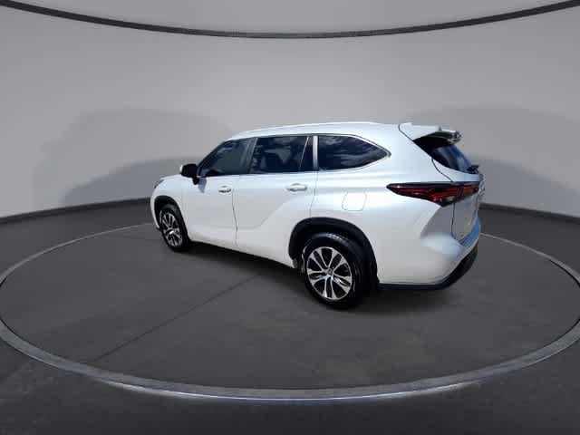 Used 2024 Toyota Highlander XLE FWD image 6